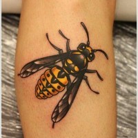 Farbiges Bienen Tattoo am Bein