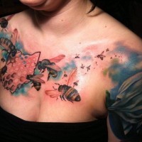 Farbige Bienen und Honnigwaben Tattoo an der Brust