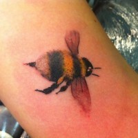 Tatuaje en el pie, abeja que vuela