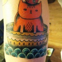 Tatuaje en el brazo, gato en una taza de té de colores