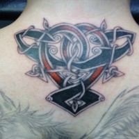 Tatuaje en la espalda,
nudos celtas de colores negro y rojo