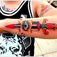 pugnale colorato con occhio avambraccio tatuaggio