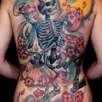 Tatuaje de esqueleto divertido que baila en un remolino de flores