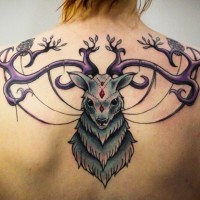 Farbiger Hirschkopf Tattoo am oberen Rücken