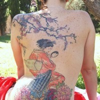 Tatuaje en la espalda, geisha  con el espejo en el jardín