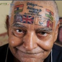 Tattoo von farbigen Staatsfahnen auf dem Gesicht