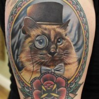 Tatuaggio balissimo sulla gamba il ritratto del gatto