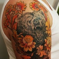 colorato testa di orso con gialli fiori tatuaggio sulla spalla