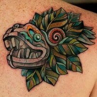 colorato testa di azteca dio serpente piumato tatuaggio sulla scapola