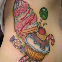 Tatuaje en las costillas,
caramelos dulces y helado apetitosos