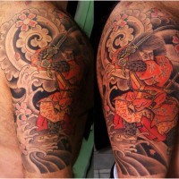 Tatuaje en el brazo, samurái japonéso en quimono rojo