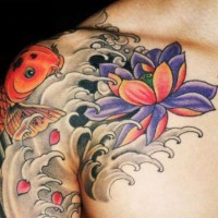 Farbiger Koi-Fisch mit Lotus Tattoo an der Schulter