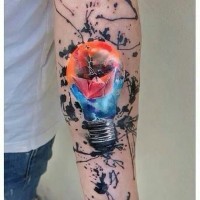 Tattoo von bunter Glühbirne am Unterarm