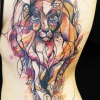 Tatuaggio stilizzato sul fianco il leone colorato