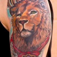 leone colorato tatuaggio sulla spalla