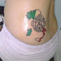 Tatuaje en la espalda baja, 
mapa de italia y sello hecho en italia