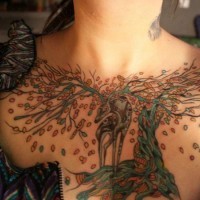 Tatuaje en el pecho, 
árbol con raíces y hojas y ciervo