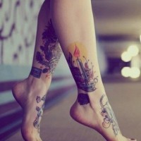 Tatuaje neotradicional de vela en la pierna