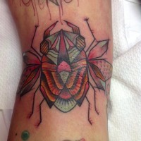 Tatuaje en el antebrazo, mosca de varios colores