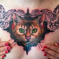 Tatuaje en el pecho, gato con ojor verdes, vieja escuela