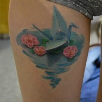 Tatuaje en la pierna, pájaro origami en el agua