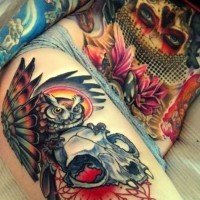 Farbige Eule und Schädel Tattoo am Oberschenkel