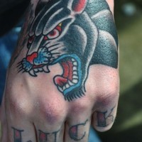 Farbiger Pantherkopf Tattoo an der Hand