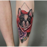 Tatuaje en la pierna, bulldog francés en un jersey rojo