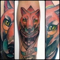Tatuaje en el antebrazo, zorro en un traje, diseño multicolor