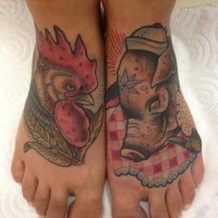 Tatuaje de gallo y cerdo  en los pies
