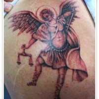 colorato san michele tatuaggio sulla spalla