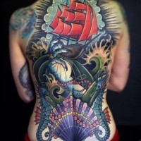 Tatuaje en la espalda, barco con velas rojas