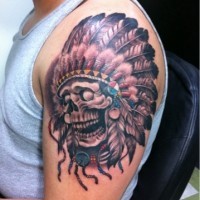 colorato cranio con copricapo indiano tatuaggio sulla spalla