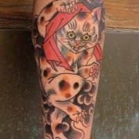 Tatuaje de gato juguetón en la pierna