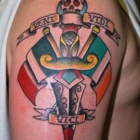 Tatuaje en el brazo,
daga con banderas de italia y  cita