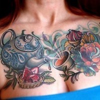 Tatuaje en el pecho,  taza, pastel, flor, de varios colores
