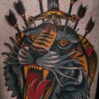 testa tigre colorata trafitto da un pugnale e frecce tatuaggio