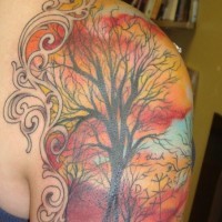 Tatuaje en mitad de la manga de un árbol coloreado.