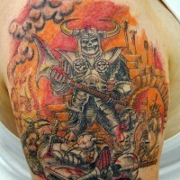 Tatuaje en el brazo,
esqueleto guerrero en armadura con hacha afilada