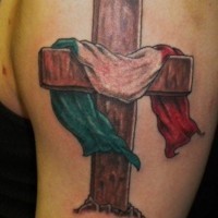 Tatuaje en el brazo,
cruz de madera con bandera de italia