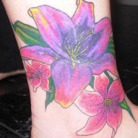 Bunte Blumen Lilien Tattoo