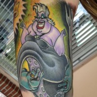 Comic-Bücher farbiges Arm Tattoo von Ariel Bösewicht
