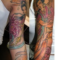 Tatuaje en el brazo,
 geisha graciosa elegante de varios colores