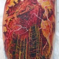 Tatuaje en la pierna,
Godzilla salvaje en la ciudad