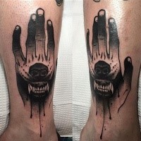 Libro de cómics tatuaje de pierna con tinta negra pintado por Michael J Kelly de mano estilizada con dientes de perro