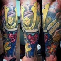 Tatuaje multicolor en el antebrazo, samurái horroroso de comics