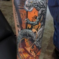 Comic-Bücher-Stil farbiger böser Godzilla mit brennender Stadt Tattoo am Arm