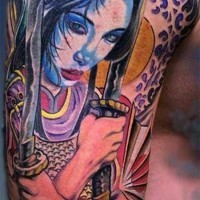 Tatuaje en el brazo, dibujo multicolor de geisha guerrera con espadas