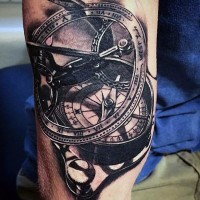 Tatuaje en la pierna, compás volumétrico y reloj único precioso