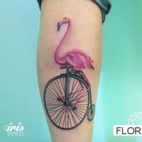 Tatuaje en la pierna, flamenco rosado bonito con  bicicleta
de circo